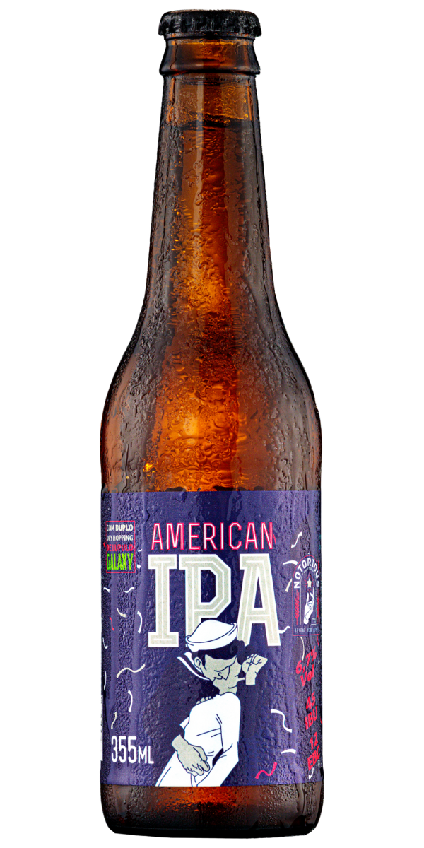 A Cerveja American IPA Galaxy Notorious é uma explosão aromática que celebra o melhor do estilo americano. Com um poderoso perfil cítrico e frutado, resulta da seleção de lúpulos aplicados em várias etapas de produção, finalizando com um duplo Dry Hop de Galaxy.